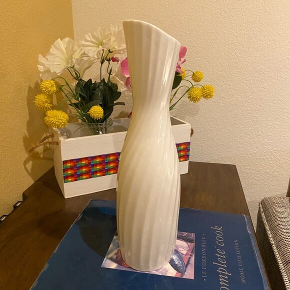 Royal Goedewaagen Swirl Ribbed Vase 'White Lady" Thin Bone China Holland H 11'' - Picture 1 of 6